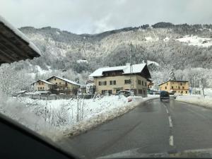 une vue depuis une voiture d'une route enneigée dans l'établissement L’edelweiss, à Villard-sur-Doron