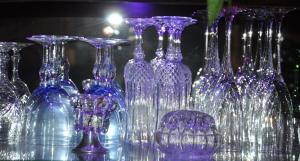 un grupo de jarrones de cristal azul sentados en una mesa en Bed & Breakfast Rita, en Delfzijl