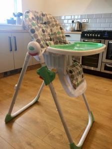 a baby high chair in a kitchen at Bungalow33 Benllech in Benllech