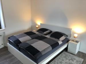 A bed or beds in a room at Ferienwohnung "An der Stadtmauer"