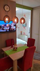 - une chambre avec une table, des chaises et un lit dans l'établissement Apartman Konak 23-4, à Zlatibor