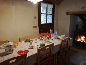 een tafel met eten en een open haard bij Agriturismo il posto delle fragole in San Giovanni Bianco