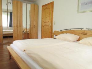 Cama o camas de una habitación en Appartement zum Rössl