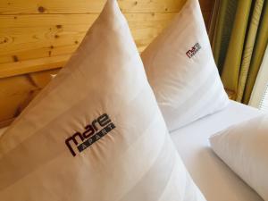Una cama con dos almohadas blancas. en Apart Mare en Sölden
