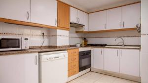 Virtuvė arba virtuvėlė apgyvendinimo įstaigoje Casa Serra - PATERNA - APARTAMENTO ALQUILA 3 HABITACIONES CON GARAJE