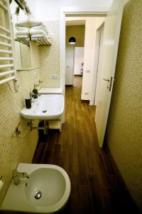 bagno con lavandino, servizi igienici e specchio di Paola's Apartment in the heart of Trastevere, Roma a Roma