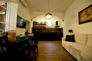 un soggiorno con divano e tavolo di Paola's Apartment in the heart of Trastevere, Roma a Roma