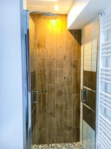 a shower with a glass door in a bathroom at SWEET APARTMENT CARRIERES - 1 chambre - 4 Pers - Wifi in Carrières-sur-Seine