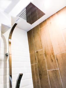 a shower with a wooden door in a bathroom at SWEET APARTMENT CARRIERES - 1 chambre - 4 Pers - Wifi in Carrières-sur-Seine