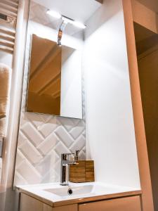 a bathroom with a sink and a mirror at SWEET APARTMENT CARRIERES - 1 chambre - 4 Pers - Wifi in Carrières-sur-Seine