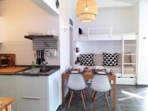 uma cozinha com mesa e cadeiras num quarto em Pedras D'el Rei Waterfront Loft em Tavira