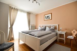 una camera da letto con un letto grande e una finestra di Haus Vollmeier a Debant