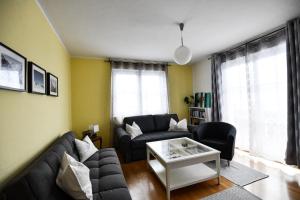 un soggiorno con un divano e un tavolo di Haus Vollmeier a Debant
