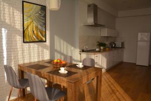 A kitchen or kitchenette at Sky Apartment