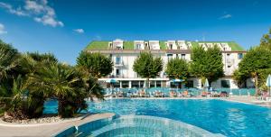 una grande piscina di fronte a un hotel di Suite Apartment Exclusive a Bellaria-Igea Marina