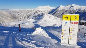 Skiing at az apartmanhoteleket or nearby