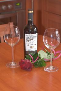 eine Flasche Wein und zwei Weingläser auf dem Tisch in der Unterkunft Apartament Big Boss in Świnoujście