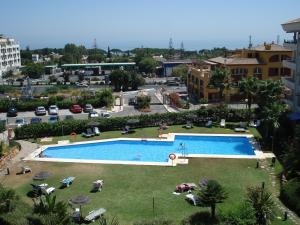 - une vue sur une grande piscine dans une ville dans l'établissement Costa Nagüeles Milla de Oro, Vistas mar y Parking, à Marbella