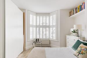 a bedroom with a bed and a window at Tadmor Townhouse in London