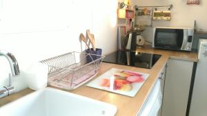 Orgnac-lʼAvenにあるGite Bardelleの食器乾燥ラックとシンク付きキッチンカウンター