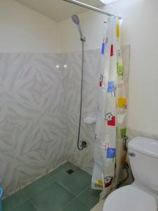 een badkamer met een douchegordijn en een toilet bij BFF Backpacker's Inn in San Vicente