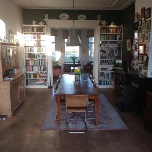 ハーレムにあるhidden pearl family homeのリビングルーム(テーブル、椅子、本棚付)