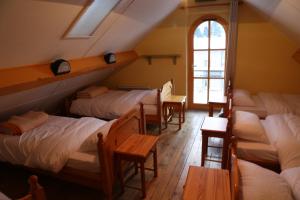 Een bed of bedden in een kamer bij Gite d'étape de Roquefixade