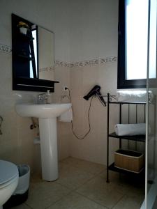 ベシンダリオにあるUNION 64のバスルーム(洗面台、トイレ、鏡付)