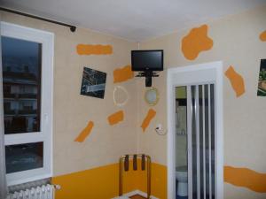 a room with a wall with orange decals on it at Hotel Alain et Martine in Viviers-du-Lac