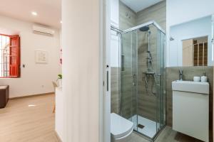 łazienka z prysznicem i toaletą w obiekcie Centro, 3BD y 2BA, 1min Catedral, duplex de lujo w Sewilli
