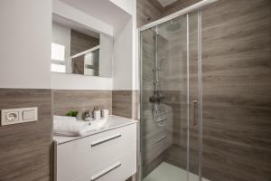 łazienka z przeszkloną kabiną prysznicową i umywalką w obiekcie Centro, 3BD y 2BA, 1min Catedral, duplex de lujo w Sewilli +21 zdjęć