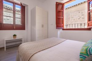 sypialnia z łóżkiem i dwoma oknami w obiekcie Centro, 3BD y 2BA, 1min Catedral, duplex de lujo w Sewilli