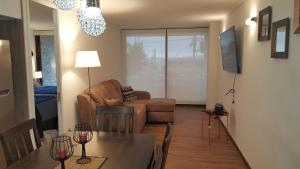 een woonkamer met een tafel en een bank bij Concón, depto "Costa Borgoño" frente a playa La Boca in Concón