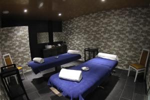 two beds in a room with blue sheets at Hotel & Thalasso Villa Antilla - Habitaciones con Terraza - Thalasso incluida in Orio