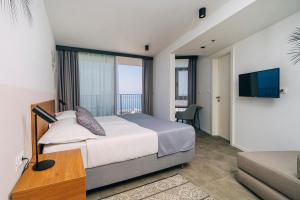 Televízia a/alebo spoločenská miestnosť v ubytovaní MORENIA All Inclusive Hotel