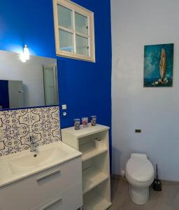 Un baño con un lavabo blanco y un inodoro. en Chambre indépendante à Carcassonne, en Carcassonne