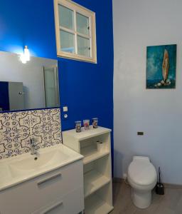 ein Badezimmer mit einem weißen Waschbecken und einem WC in der Unterkunft Chambre indépendante à Carcassonne in Carcassonne