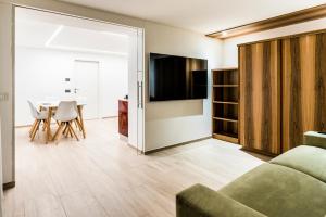 TV at/o entertainment center sa Apartments Villa Venezia Luxury