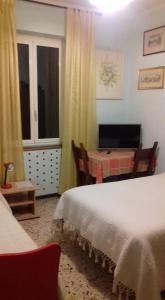 ローマにあるA casa di Aliceのベッドルーム1室(ベッド2台、テーブル、デスク付)