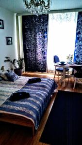 een slaapkamer met 2 bedden, een tafel en een raam bij WestEnd Apartment in Boedapest