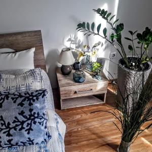 een slaapkamer met een bed en een tafel met planten bij WestEnd Apartment in Boedapest