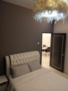 een slaapkamer met een bed en een plafond bij CLASSIC ENGLISH @ CH in Tanah Rata