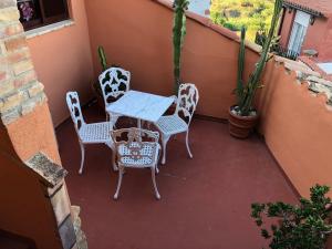patio con mesa y sillas en el balcón en Thiar Julia, en Traiguera