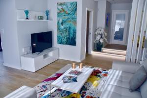 En tv och/eller ett underhållningssystem på Amora Villa Sacha