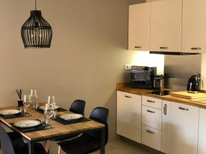 eine Küche mit einem Holztisch mit Stühlen und einem Esszimmer in der Unterkunft 10 Rue de la Rampe in Cannes