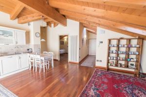 cocina y sala de estar con techo de madera y mesa. en Casa dei Mulini, en Mergozzo