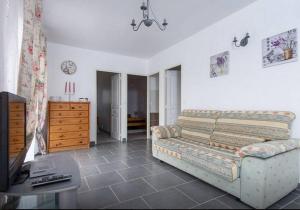 TV a/nebo společenská místnost v ubytování La petite maison