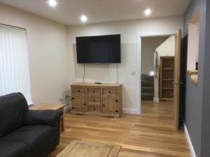 TV a/nebo společenská místnost v ubytování 1 Balnakeil, Kirk Road