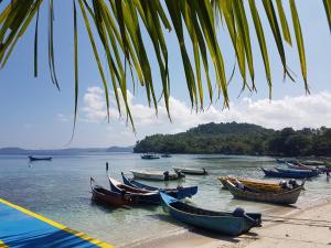 eine Gruppe von Booten am Strand in der Unterkunft Iboih Malini Bungalow in Sabang