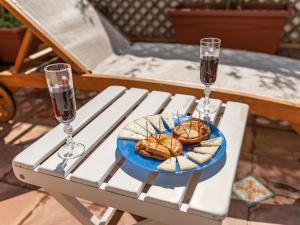 カリアリにあるTerrazza Bonariaのパン皿とワイン2杯付きテーブル